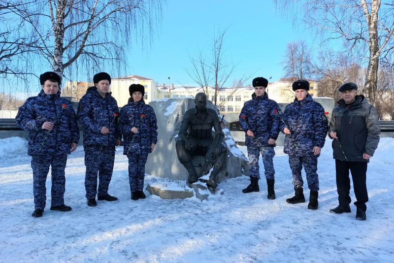 В Нижнекамске сотрудники вневедомственной охраны Росгвардии проводят мероприятия, посвященные Дню защитника Отечества