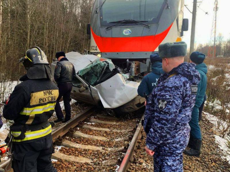 В Подмосковье сотрудники Росгвардии оказали помощь сотрудникам экстренных служб в ликвидации последствий серьезной аварии на железнодорожном переезде