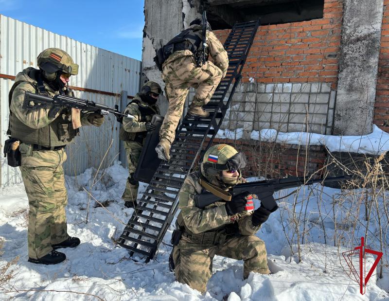 В Биробиджане подразделения специального назначения Росгвардии провели антитеррористическую тренировку