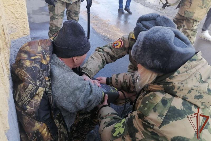 Военнослужащие Саратовского военного института Росгвардии оказали первую помощь мужчине, у которого случился гипертонический криз