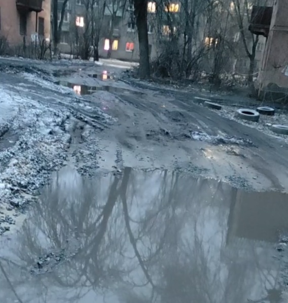Мэрия Воронежа предлагает жильцам аварийного дома на Машиностроителей, 32 ждать расселения в грязи
