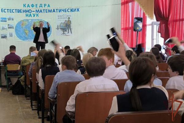В рамках акции «Дни Росгвардии» представители ведомства организовали концерт в луганском лицее-интернате
