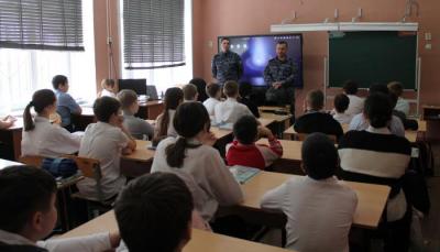 В преддверии празднования Дня войск национальной гвардии Российской Федерации росгвардейцы в Оренбурге провели Урок мужества для молодежи