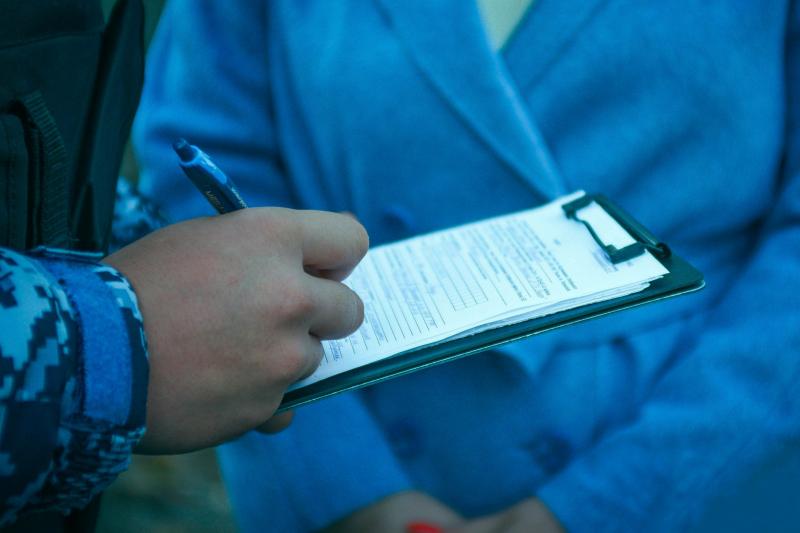 Росгвардейцы задержали предполагаемого виновника в повреждении двери квартиры пенсионерки