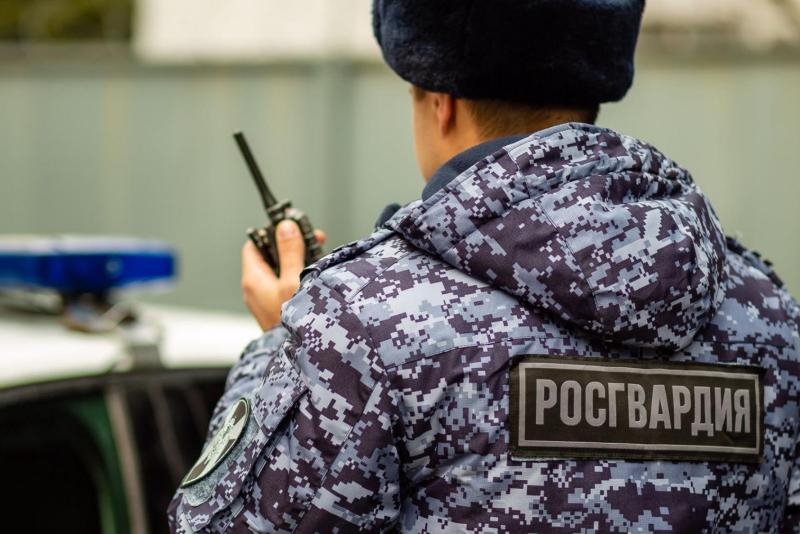 Росгвардейцы задержали горожанку, которая повредила имущество кафе в ходе ссоры с незнакомкой