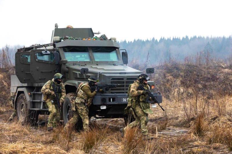 Сотрудники подмосковного СОБР «Булат» Росгвардии провели тренировку в полевых условиях