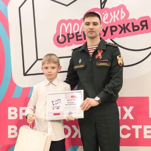 Росгвардеец наградил победителей региональной акции «История военной службы моих родственников»