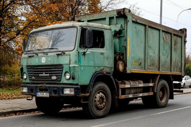В Новосибирске мусоровоз сбил женщину
