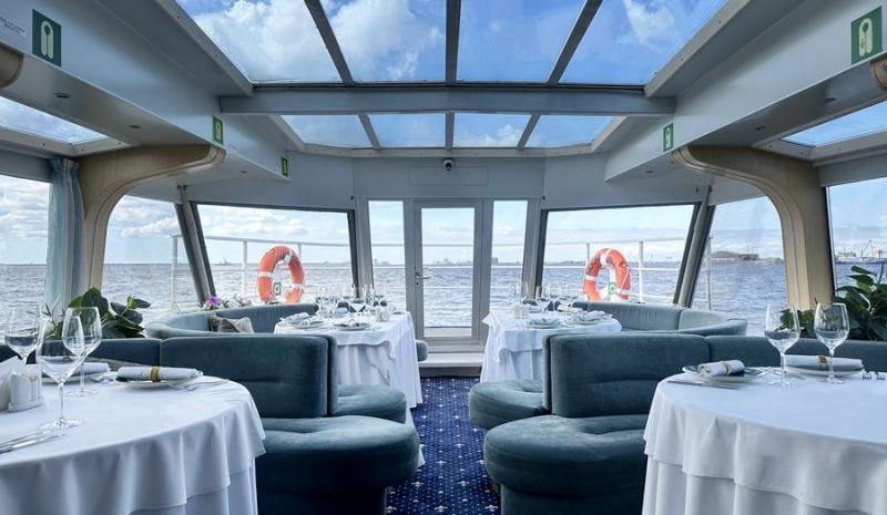 ГК «Астра Марин» запустила теплоход М194 на ежедневные рейсы между Петербургом и Кронштадтом