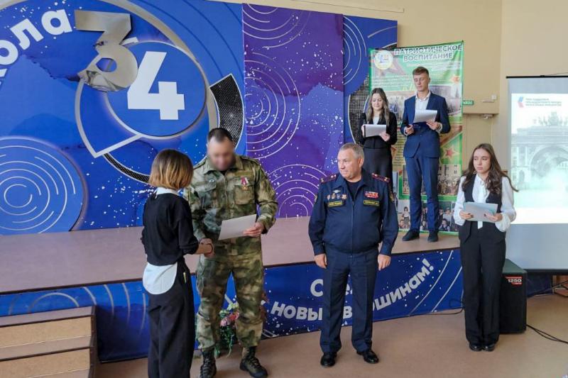 Сотрудник ОМОН «Оберег» наградил победителей конкурса о подвиге блокадного Ленинграда