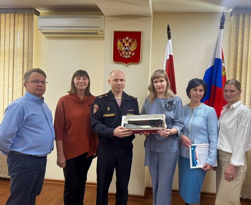 Подмосковный главк Росгвардии передал в музей-заповедник Ю.А. Гагарина редкое трёхствольное оружие космонавтов