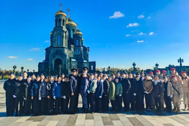 Сотрудники подмосковного главка Росгвардии организовали экскурсию для школьников в парк «Патриот»