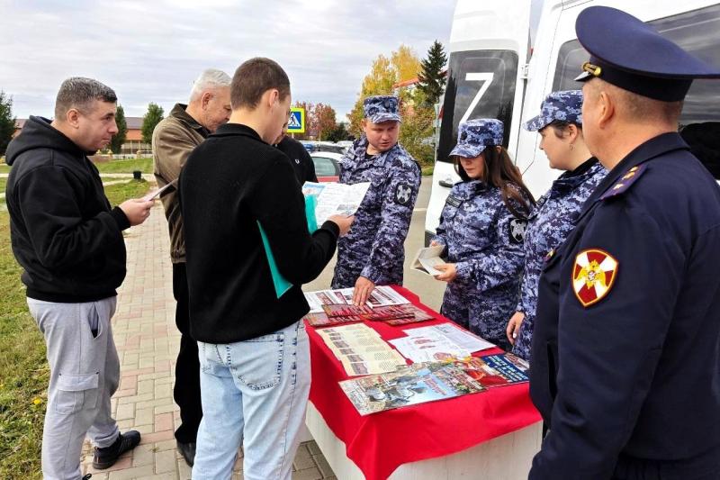 Сотрудники вневедомственной охраны Росгвардии провели в Пестрецах агитационное мероприятие по привлечению на службу