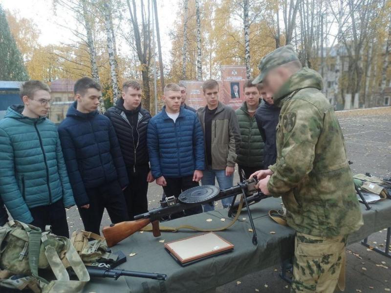 Кировские студенты побывали с экскурсией в военной части Росгвардии