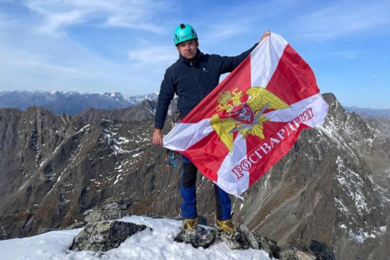 Офицер Росгвардии стал обладателем почётного знака отличия за восхождение на 10 вершин в горах Восточного Саяна