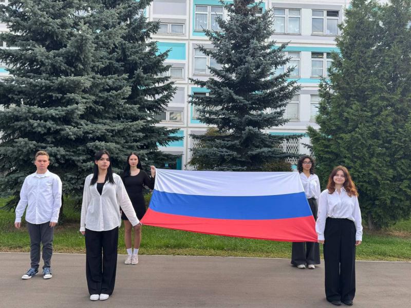 Яблоки, сердечки, соты и море ученической любви: День учителя в «Векторе»