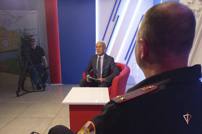 Офицер Росгвардии рассказал о службе во вневедомственной охране в эфире ямальского телевидения