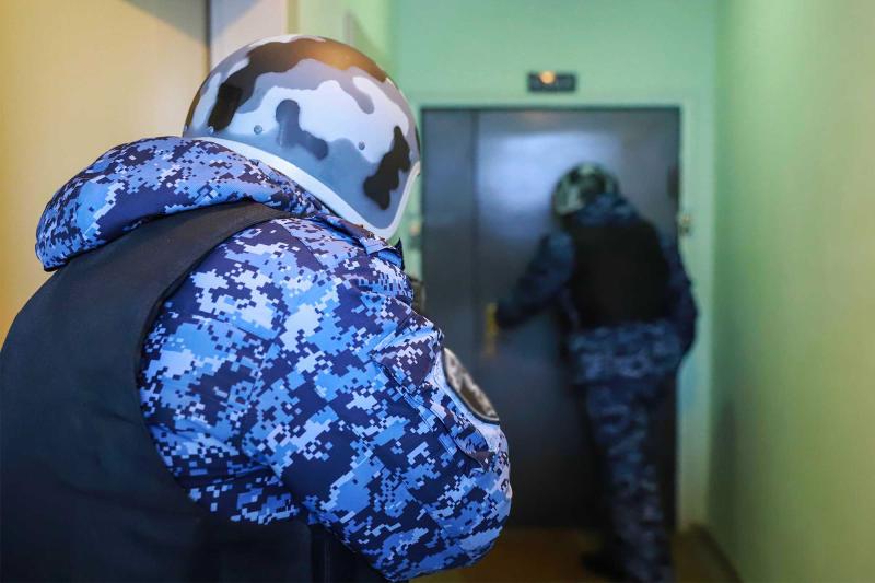 Росгвардейцы задержали мужчину, пытавшегося проникнуть в квартиру бывшей супруги