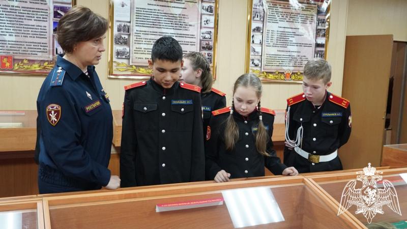 В территориальном Управлении Росгвардии прошел урок мужества для учеников росгвадейского класса