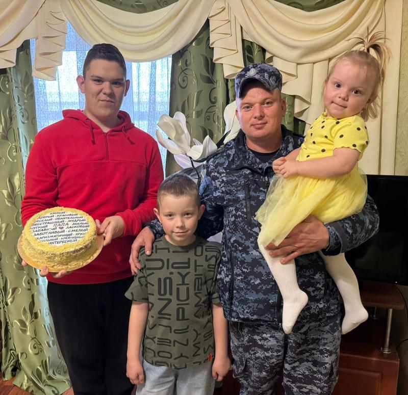 Многодетный отец росгвардеец Волоколамского ОВО - филиала ФГКУ «УВО ВНГ России по Московской области» Денис
Ромашов поделился секретом воспитания детей