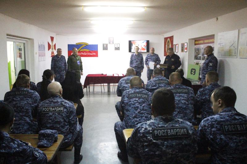 В Херсонской области Герой России поздравил сотрудников вневедомственной охраны Росгвардии с профессиональным праздником