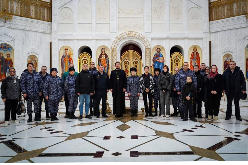 Столичные росгвардейцы посетили храмовый комплекс князя Владимира