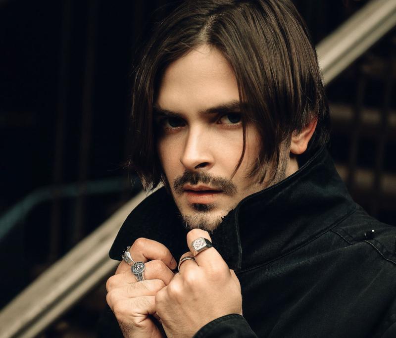 Рок-артист Дима Пермяков выпустил балладу о бесконечной любви.