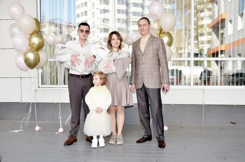 Депутат ЗСК Виктор Тепляков поздравил сочинскую семью с рождением тройни