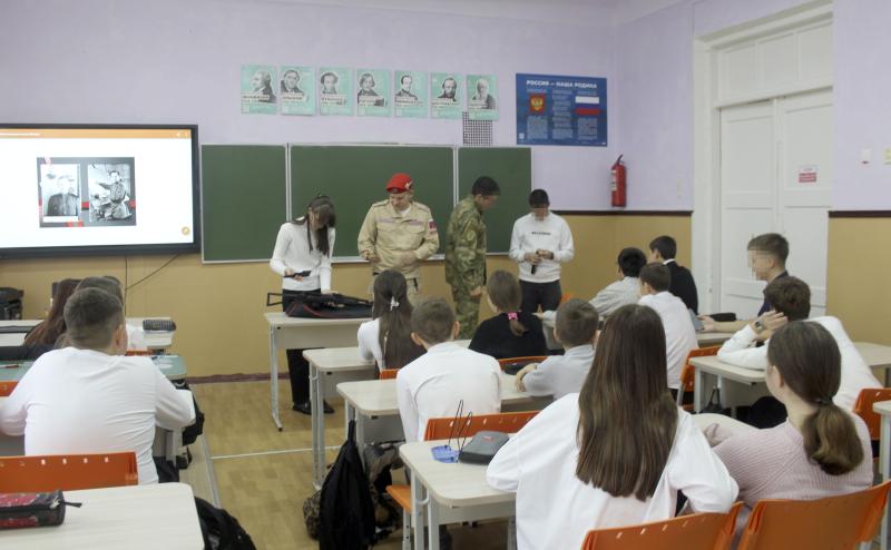 В Херсонской области военнослужащие управления Росгвардии познакомили детей с историей выдающегося конструктора-оружейника