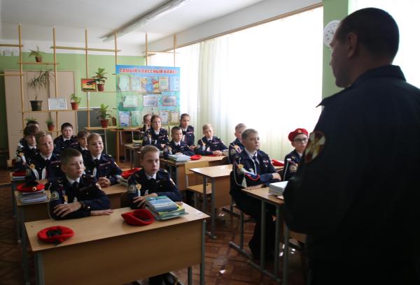 В Саранске росгвардеец провёл урок мужества