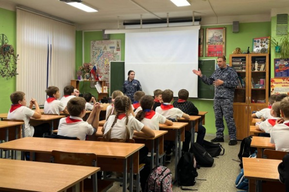 Росгвардейцы провели урок мужества для учащихся подшефного класса