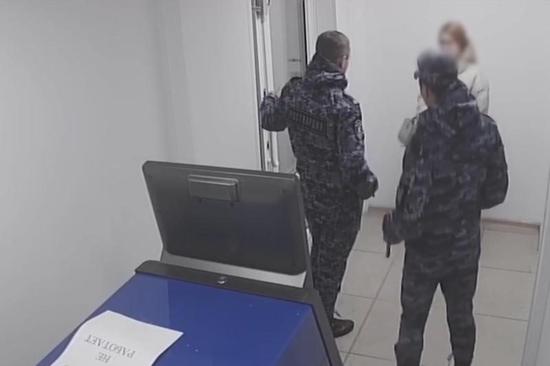 Росгвардейцы помогли студентке из Кузбасса не стать жертвой мошенников
