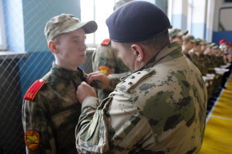 В Херсонской области ученики подшефного класса Росгвардии вступили в ряды «Юнармии»