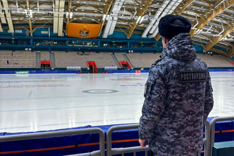Росгвардейцы обеспечили порядок на матче чемпионата России по хоккею с мячом в Кемерове