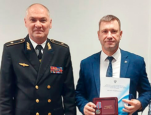 Директор филиала ФГУП «УВО Минтранса России» Юрий Тхазаплижев вручил награду начальнику отдела министерства транспорта и дорожного хозяйства Краснодарского края