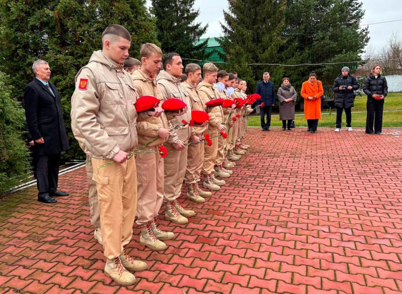 Сотрудники Росгвардии организовали экскурсию для юнармейцев в Подмосковье