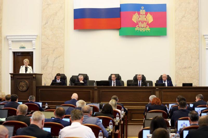 Депутат ЗСК Виктор Тепляков принял участие в очередной сессии региональной Думы