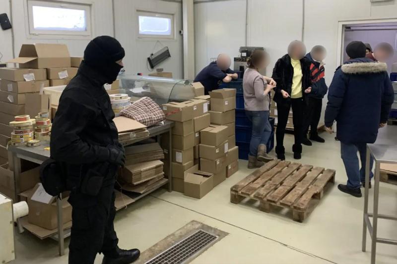 На Ямале при содействии СОБР Росгвардии пресечена деятельность группы, незаконно торговавшей продукцией из ценных пород рыб.