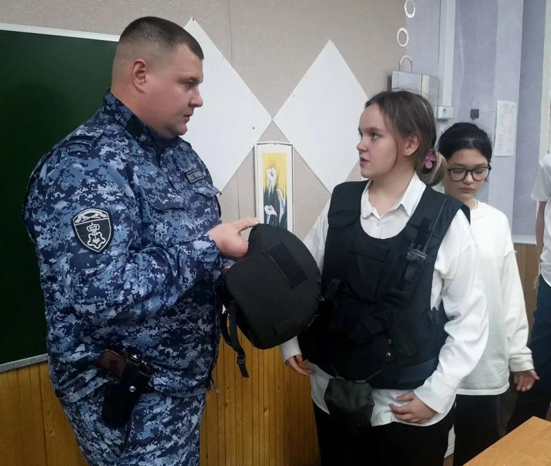 Росгвардейцы познакомили школьников Подмосковья с профессией защитника правопорядка