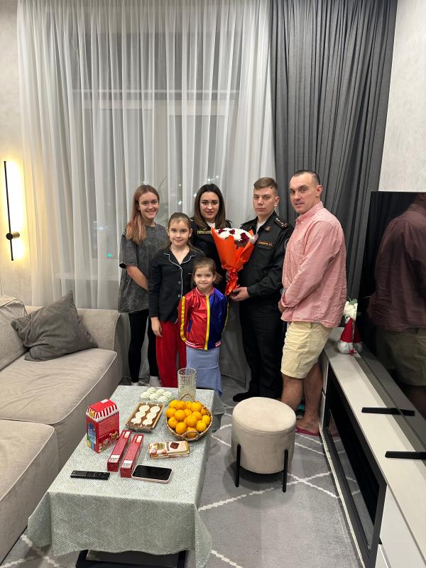 Военные следователи Североморска поздравили многодетную маму с наступающим Днём матери