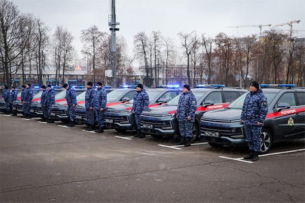 Росгвардейцы провели учения по экстремальному вождению служебных автомобилей в Москве