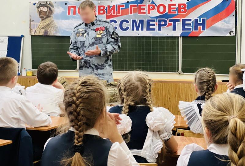 В Мордовии боец спецназа Росгвардии поговорил о важном с лицеистами