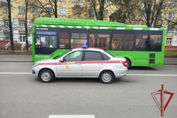 В Курске сотрудники Росгвардии вернули маме ребенка, потерявшегося в городском транспорте