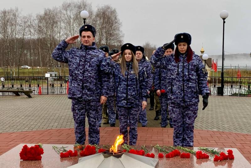Смоленские сотрудники вневедомственной охраны почтили память павших воинов в День Неизвестного солдата