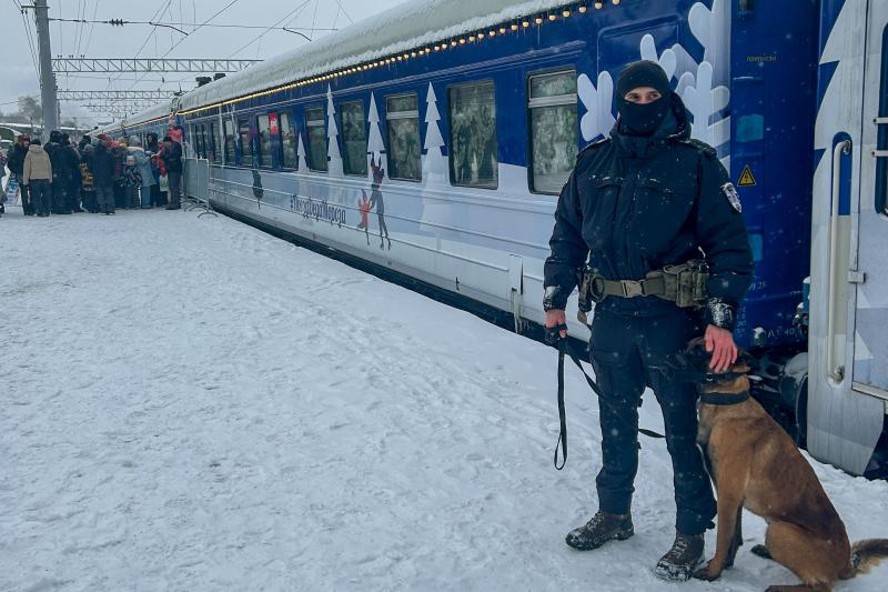 ОМОН «Оберег» обеспечил порядок во время остановки Поезда Деда Мороза в Кузбассе