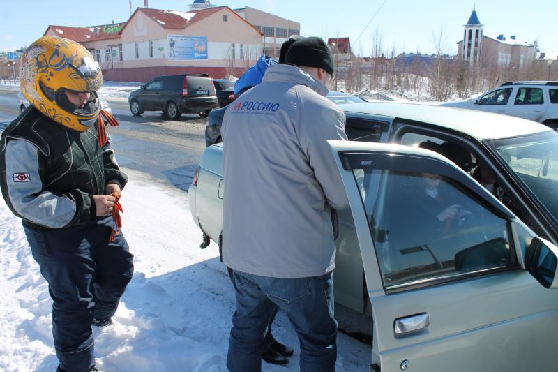 Ямальские активисты ОНФ раздали Георгиевские ленты салехардским водителям