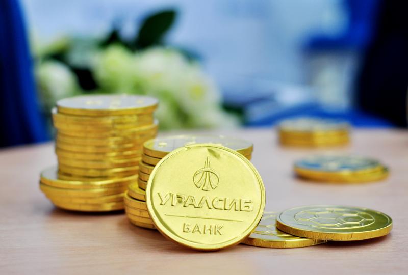 Клиенты Банка УРАЛСИБ в Краснодаре получили памятные подарки из рук олимпийских чемпионов по гандболу