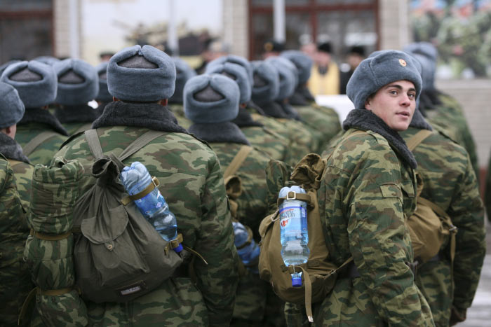 61% россиян хотят видеть родственников в армии