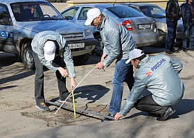 Активисты ОНФ проверили проблемные участки дорог в Белгороде